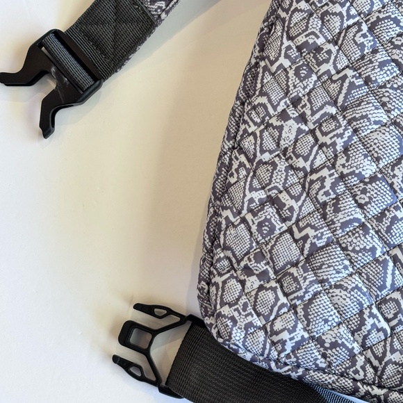 Simply Southern Sling Bag Backpack Purse Black Gray Pattern NWOT - Picture 7 of 12